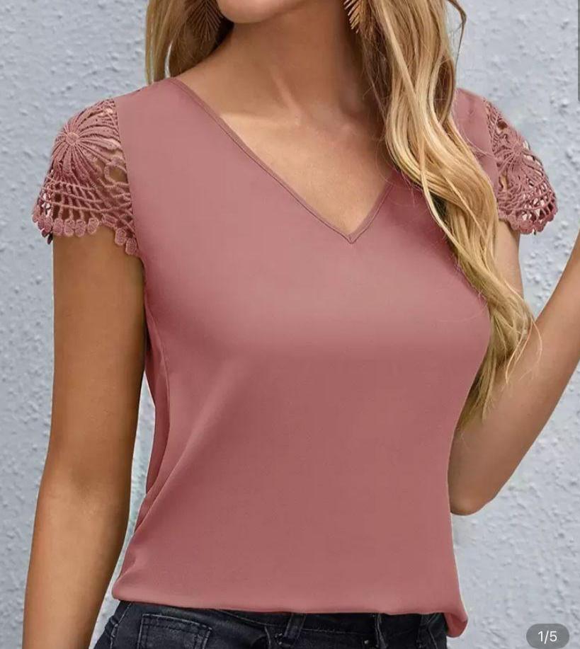 Blusa rosa elegante con diseño en la manga 